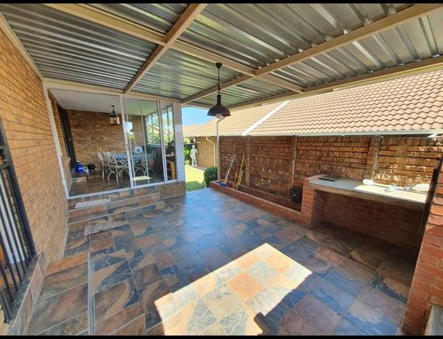 3 BEDROOM TOWNHOUSE FOR SALE IN FLORAUNA